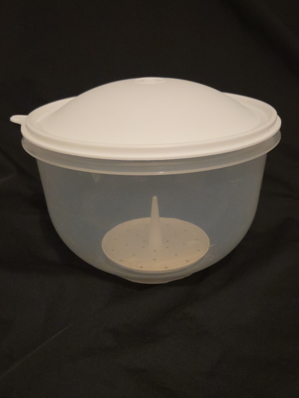 Tupperware White Lid Clear Base Lettuce Keeper